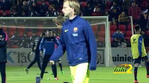صور : لاعبو برشلونة يجرون عمليات الاحماء في هويسكا