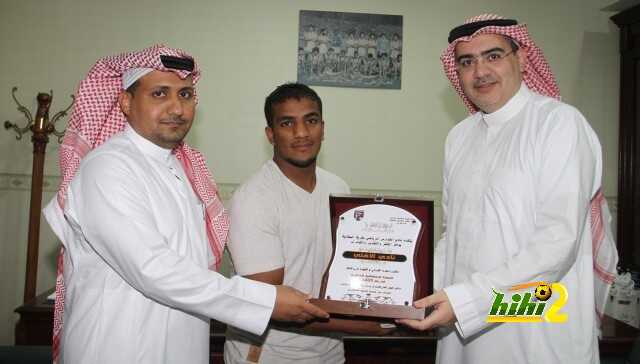 نادي الفوارس بالأحساء يكرم أمين عام النادي الأهلي
