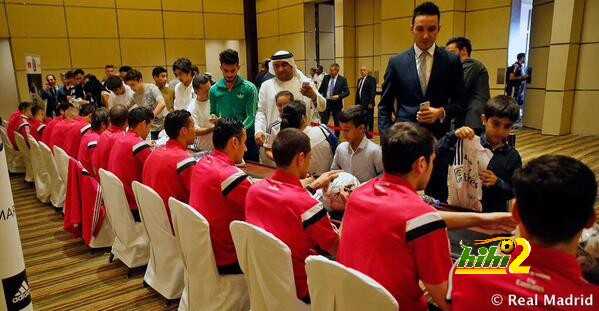 صور : نجوم مدريد يلبون مطالب الجماهير في دبي ..!