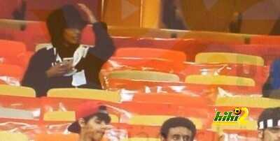 فيديو : إبعاد مشجعة من مدرجات الجوهرة في لقاء الإتحاد و الشباب