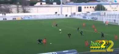 فيديو :  شاهد ماذا فعل الجهاز الفني ليحرم منافسه من تسجيل هدف ..؟
