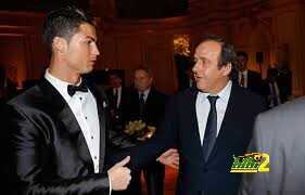 شاهد ماذا فعل كريستيانو مع بلاتيني في حفل Globe Soccer ..؟