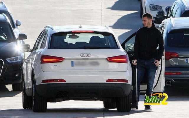 vermaelen-saliendo-del-coche-muletas-rumbo-ciutat-esportiva-1418301503430