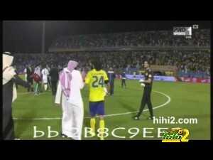 حسين عبدالغني يبصق على اداري الفيصلي.avi_snapshot_00.05_[2014.12.05_21.59.19]