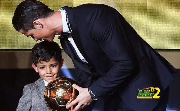 فيديو : كريستيانو يفاجيء ميسي ..ابني مشجع كبير لك ..!