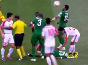 الدوسري يتلاعب بالكرة بعد اصابة غالب
