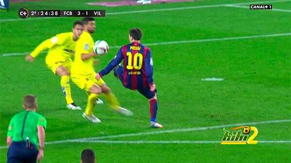 ركلة جزاء لبرشلونة بعد لمسة يد للاعب فياريال !