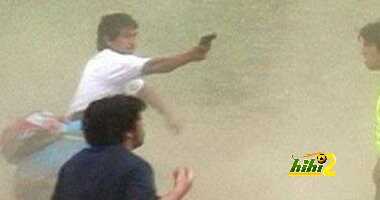 لاعب يشهر “المسدس” فى وجه الحكم