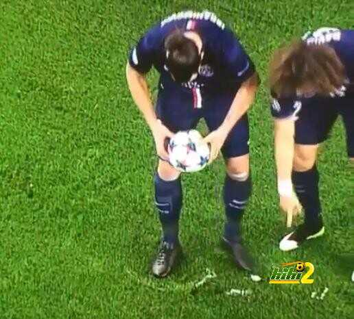 فيديو : البرازيلي ديفيد لويز يبتكر طريقة جديدة لتبديل مكان الخطأ