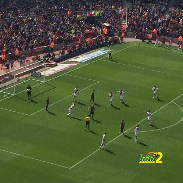 الحكم يحتسب ركلة جزاء لبرشلونة ويطرد لاعب فاليكانو
