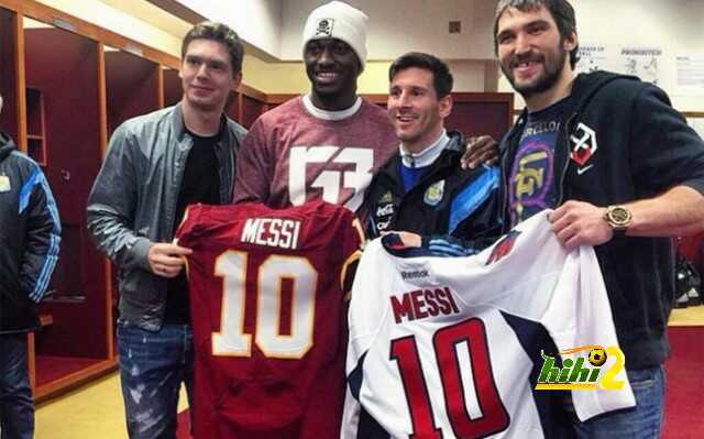 leo-messi-con-sus-anfitriones-sus-obsequios-1427493185513