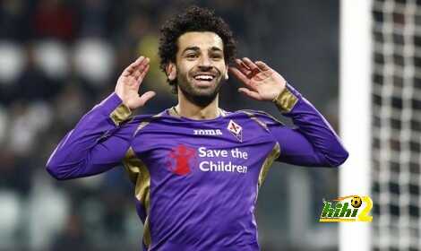 صورة : اللاعب الذي تشرف محمد صلاح باللعب معه وأمامه