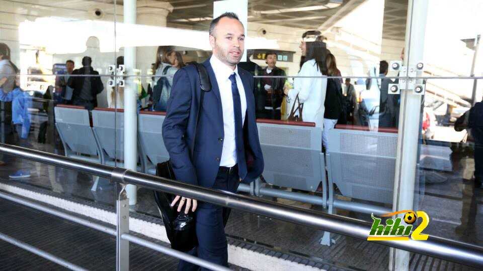 صور : لاعبي برشلونة في طريقهم الى باريس