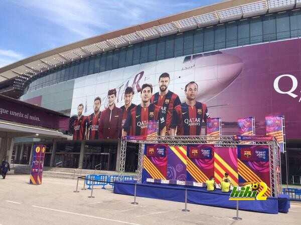 صور : برشلونة يوزع الهدايا أمام ملعب الكامب نو قبل مباراة فالنسيا