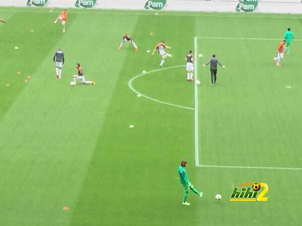 لاعبي يوفنتوس يقومون بعمليات الاحماء