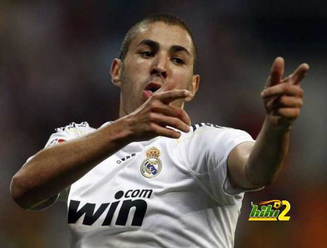 Real Madrid's Karim Benzema  celebrates after scoring against Xerez  during their Spanish first division match at the Santiago Bernabeu stadium in Madrid September 20, 2009.  REUTERS/Paul Hanna  (SPAIN SPORT SOCCER)