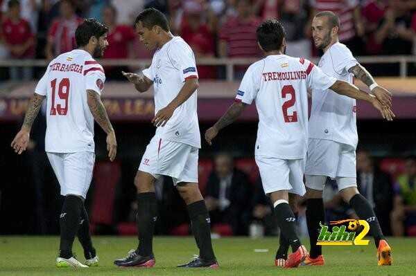 فرحة لاعبي اشبيلية بالتقدم على فيورنتينا بهدفين