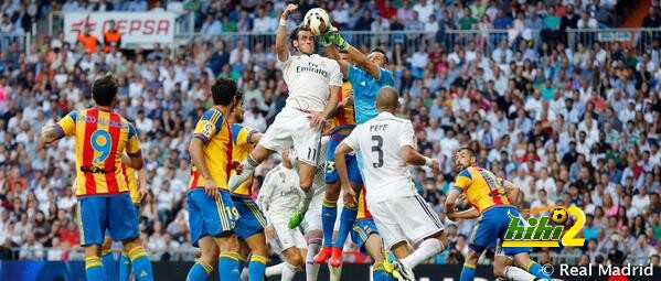 صورة : لاعبو فالنسيا يقدمون كأس الليغا لبرشلونة ..!