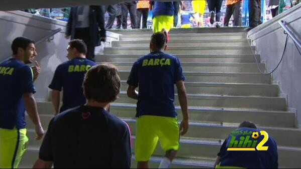 صور : دخول نجوم برشلونة لملعب اليانز ارينا لاجراء عمليات الاحماء