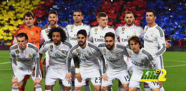 صور : مشجعو ريال مدريد في انتظار حافلة الفريق