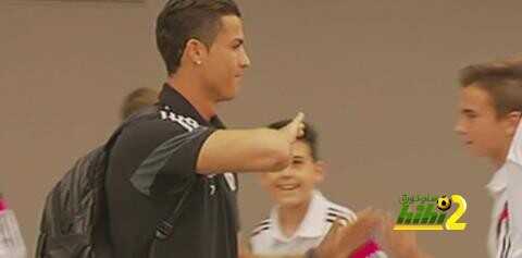 صور : نجوم ريال مدريد في طريقهم للحافلة للوصول للبيرنابيو ..!
