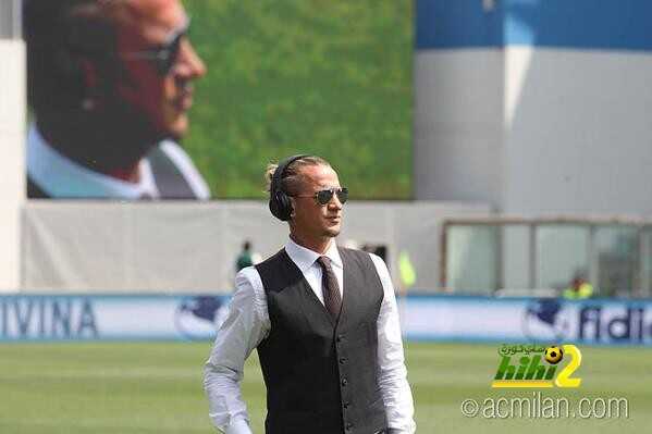 صور : لاعبي ميلان يصلون لملعب ريجيو اميليا