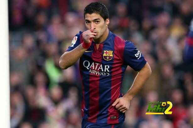 صورة : احتفال سواريز مع كأس الدوري الأول له مع برشلونة