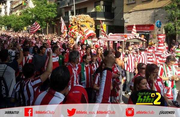 صور : اللون الأحمر والابيض يجتاح شوارع برشلونة !