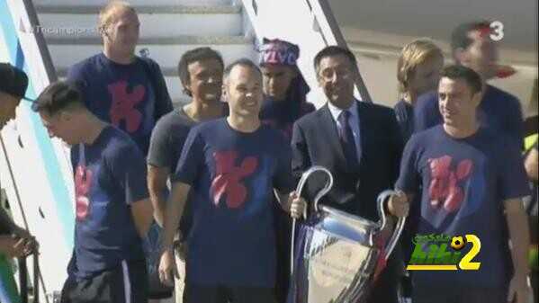 صور : نجوم برشلونة يلتقطون الصور مع الكأس بعد هبوطهم من الطائرة