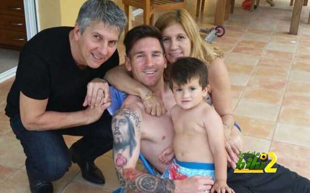 messi-con-thiago-sus-padres-1433772720474