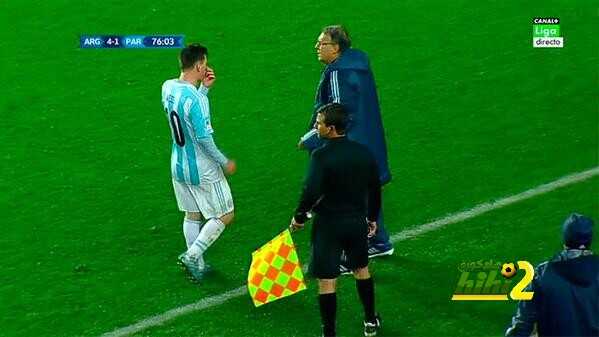 الحوار الذي دار بين ميسي ومارتينو في مباراة الأرجنتين وباراجواي