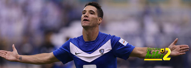 صورة : لاعب الهلال السابق تياقو نيفيز يستفز جمهور النصر … والجماهير ترد …!