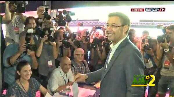 صورة : بارتوميو قام بالادلاء بصوته في الانتخابات