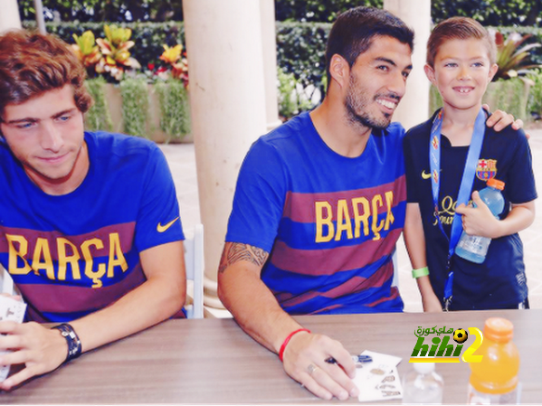 صور : نجوم برشلونة يلبون مطالب مشجعيهم