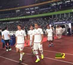 لاعبي ميلان يقومون بعمليات الأحماء استعداداً لمباراة الإنتر