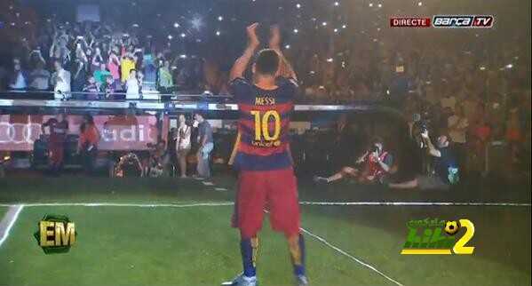 صور : تقديم نجوم برشلونة في الكامب نو قبل بداية كأس غامبر