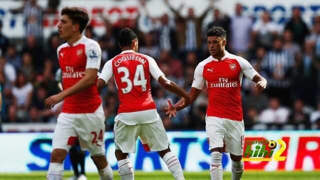 NEWCASTLE UPON TYNE, ENGLAND - AUGUST 29: Alex Oxlade-Chamberlain (R) of Arsenal celebrates his team's first goal, own goal by Fabricio Coloccini of Newcastle United with his team mate Francis Coquelin (C) during the Barclays Premier League match between Newcastle United and Arsenal at St James' Park on August 29, 2015 in Newcastle upon Tyne, England. (Photo by Dean Mouhtaropoulos/Getty Images)