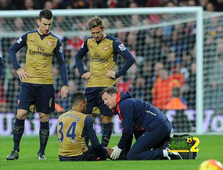 WEST BROMWICH, ENGLAND - NOVEMBER 21: Francis Coquelin recieves treatment from Physio Colin Lewin during the Barclays Premier League match between West Bromwich Albion and Arsenal at The Hawthorns on November 21, 2015 in West Bromwich, England. (Photo by David Price/Arsenal FC via Getty Images)