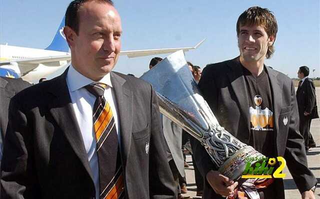 benitez-junto-capitan-albelda-con-uefa-2004-1451649352245