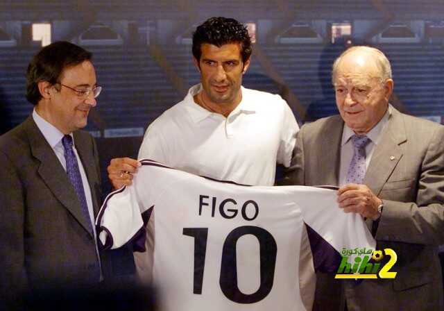 Portuguese-player-Luis-Figo-holds-the-Real-Madrid-shirt