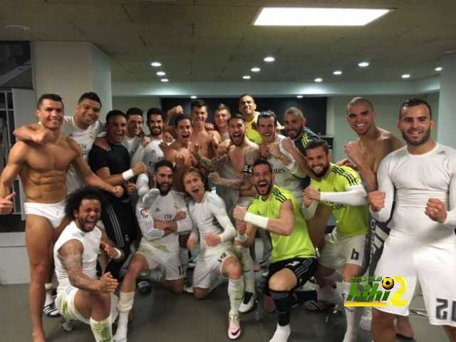 صورة : لاعبو ريال مدريد يحتفلون بالفوز في غرفة خلع الملابس بالكامب نو