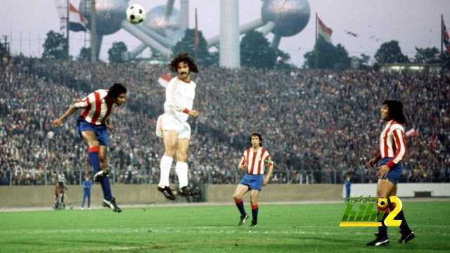 Bildnummer: 01669847 Datum: 17.05.1974 Copyright: imago/Colorsport Gerd Müller (Bayern, 2.v.li.) - Kopfball - PUBLICATIONxINxGERxSUIxAUTxHUNxUSAxONLY; Vneg, quer, Zweikampf, Duell, Luftkampf, Luftduell, Kopfballduell, Ball, Atomium Europapokal der Landesmeister 1973/1974, Finale, Endspiel, FC Bayern München - Atletico Madrid 4:0 Brüssel Heyselstadion, Heysel Stadion Dynamik, Höhe, Fußball EC 1 Herren Mannschaft Totale Aktion Personen