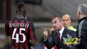 Milan's coach Cristian Brocchi talks with his forward Mario Balotelli during the Italian Serie A soccer match AC Milan vs Carpi FC at Giuseppe Meazza stadium in Milan, Italy, 21 April 2016. ANSA/MATTEO BAZZI