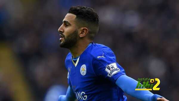 صورة : محرز مع جائزة أفضل لاعب في البريميرليغ ..!
