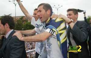 LOS JUGADORES DURANTE LA CELEBRACION DE LA NOVENA COPA DE EUROPA EN CIBELES