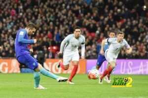 epa05235265 Netherlands' Vincent Janssen scores a penalty during an International friendly soccer match between England and the Netherlands at Wembley stadium in London, Britain, 29 March 2016. EPA/FACUNDO ARRIZABALAGA