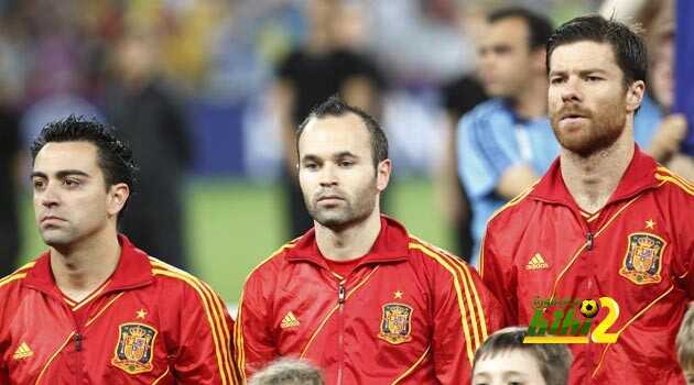 إنيستا: أفتقد اللعب بجوار تشافي وألونسو في المنتخب الإسباني