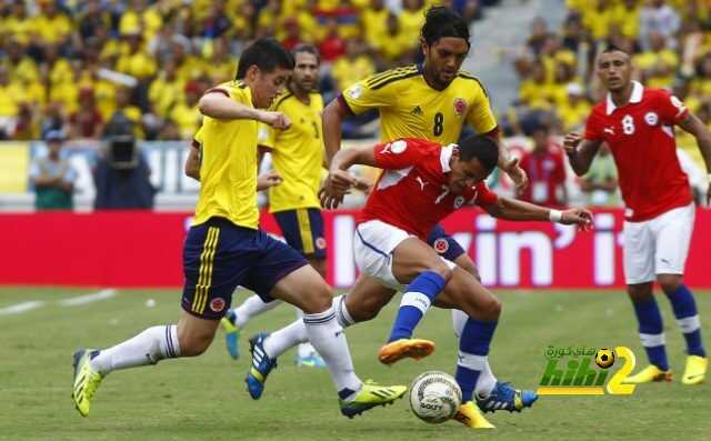11 de Octubre de 2013/BARRANQUILLA Abel Aguilar y Alexis Sanchez durante el partido valido por las Clasificatorias al Mundial Brasil 2014 entre las selecciones de Colombia vs Chile jugado en el estadio Metropolitano Roberto Melendez FOTO:MARIO DAVILA/AGENCIAUNO