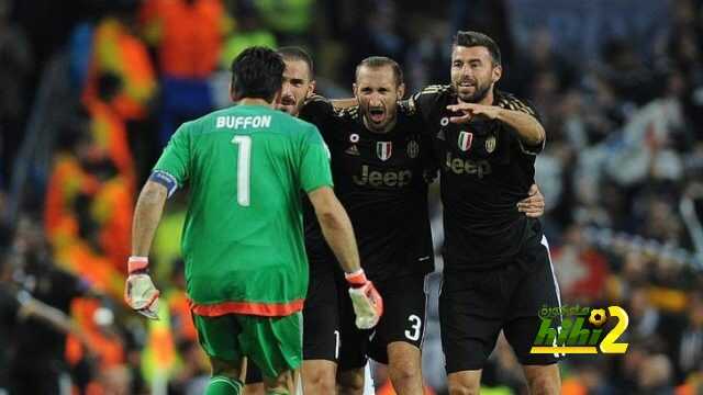 epa04932406 Juventus FC's Andrea Barzagli (R), Giorgio Chiellini (C) and Gianluigi Buffon (L) react after winning the UEFA Champions League group D soccer match between Manchester City and Juventus held at the Etihad Stadium in Manchester, Britain, 15 September 2015.  EPA/PETER POWELL