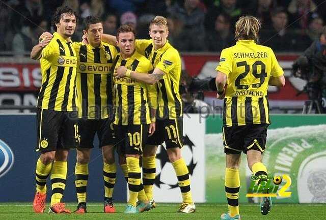 epa03481073-dortmunds-robert-lewandowski-2-l-celebrates-after-scoring-d0fk9w